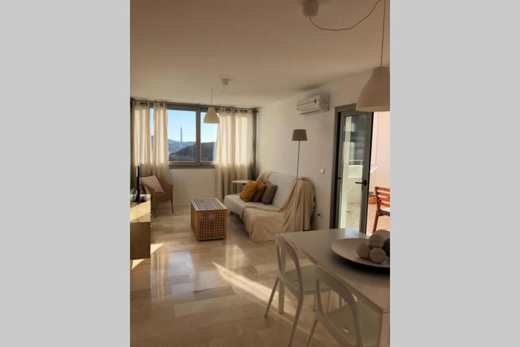 Con Piscina, Garaje Y Vistas Al Mar